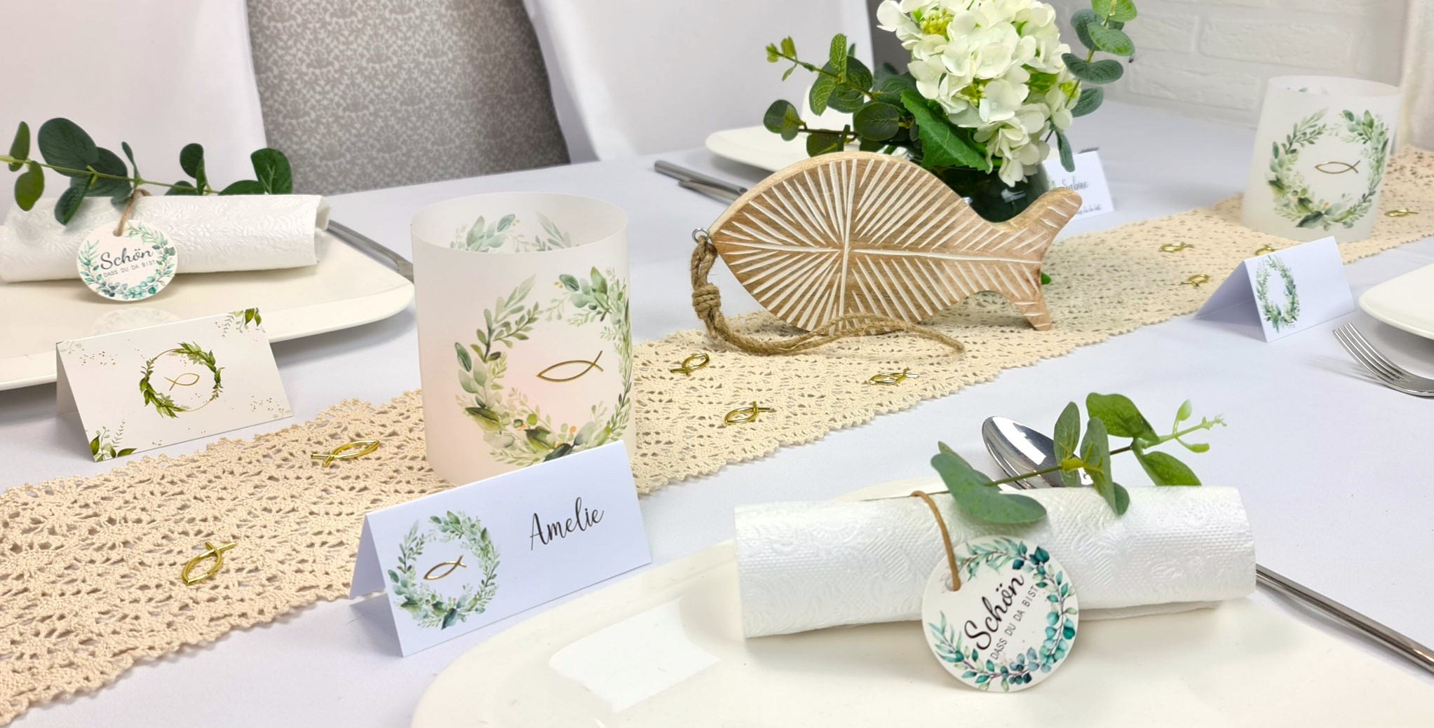 Hier ein Tisch im Boho-Style mit einem schönen Spitzenband, Fisch und Pergamentwindlichtern